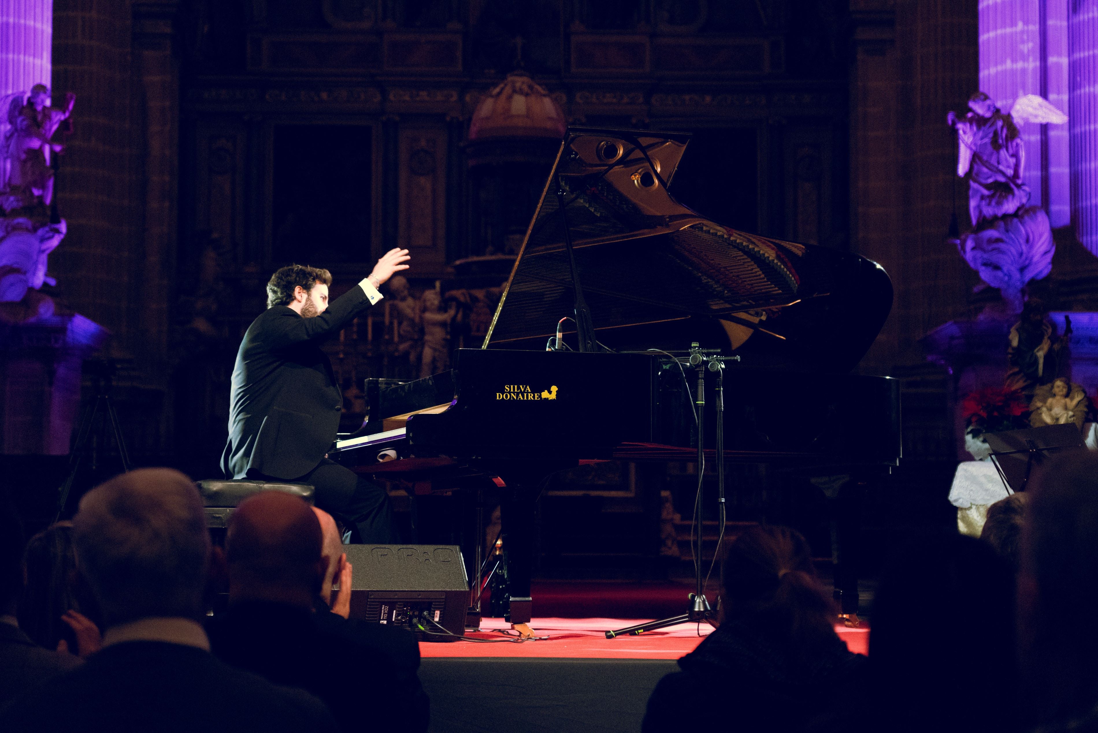 Chico Pérez ante el piano en el concierto celebrado en la Catedral de Jaén.