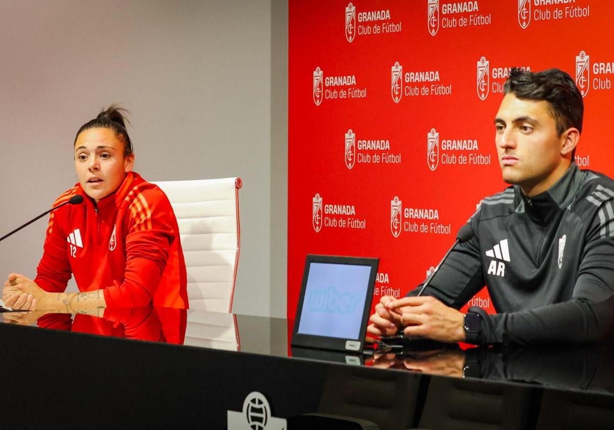 Alba Pérez y Arturo Ruiz, juntos en sala de prensa de Los Cármenes.