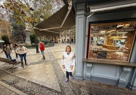 Eugenia junto a su kiosco de pan en la Plaza de la Mariana.