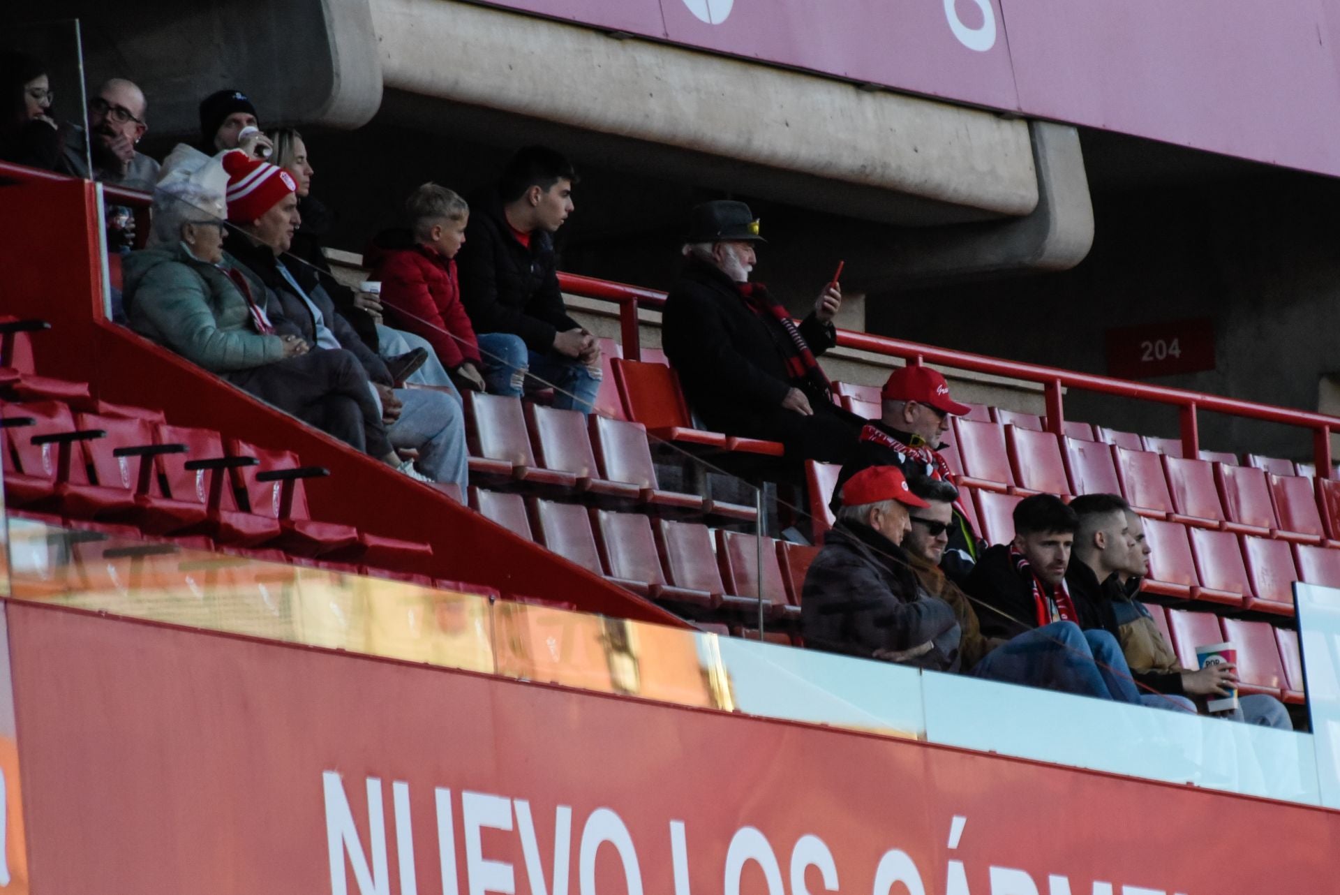 Encuéntrate en la grada en el Granada femenino-Sevilla