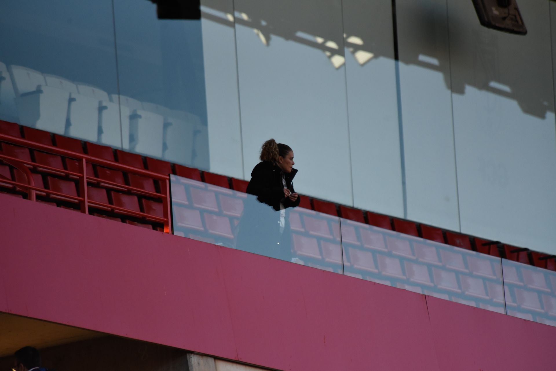 Encuéntrate en la grada en el Granada femenino-Sevilla