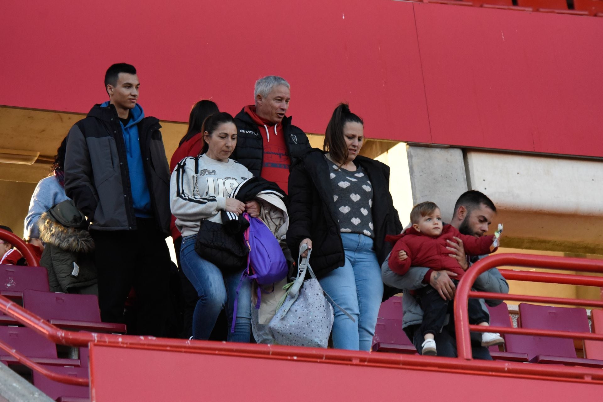 Encuéntrate en la grada en el Granada femenino-Sevilla