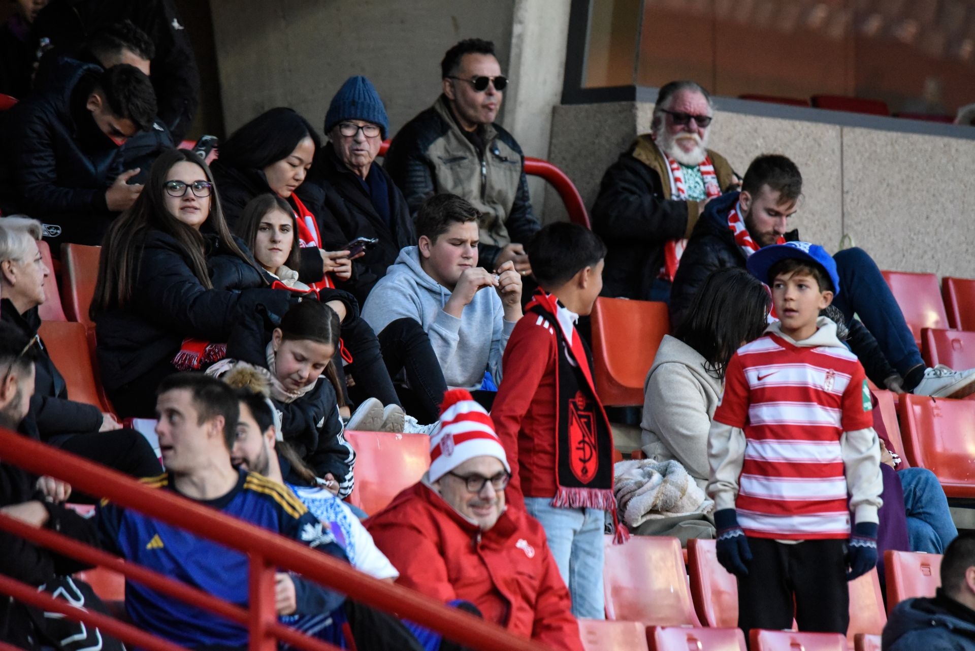 Encuéntrate en la grada en el Granada femenino-Sevilla