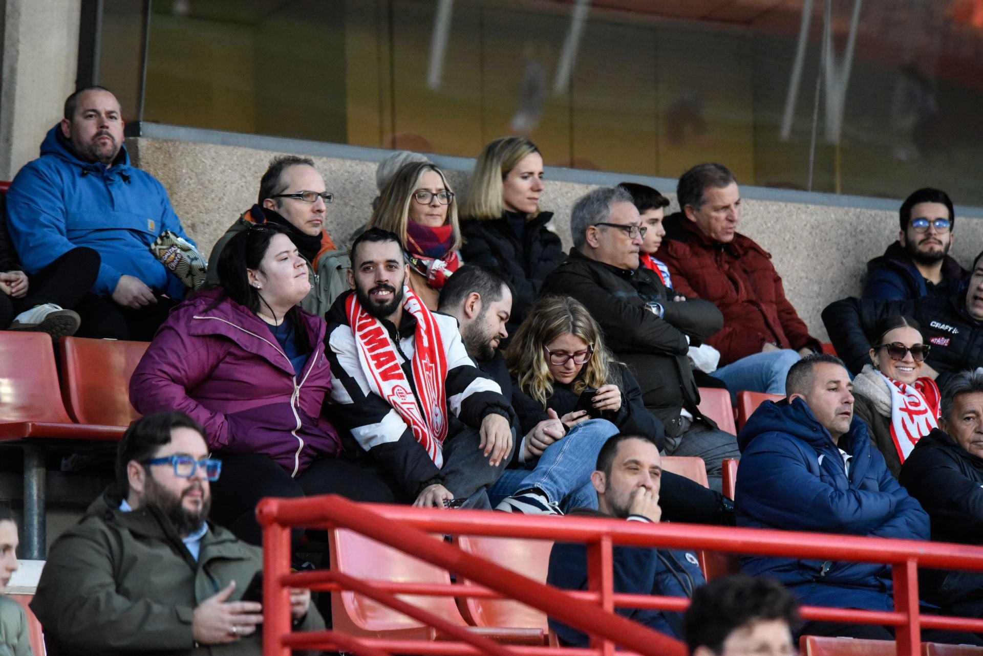 Encuéntrate en la grada en el Granada femenino-Sevilla