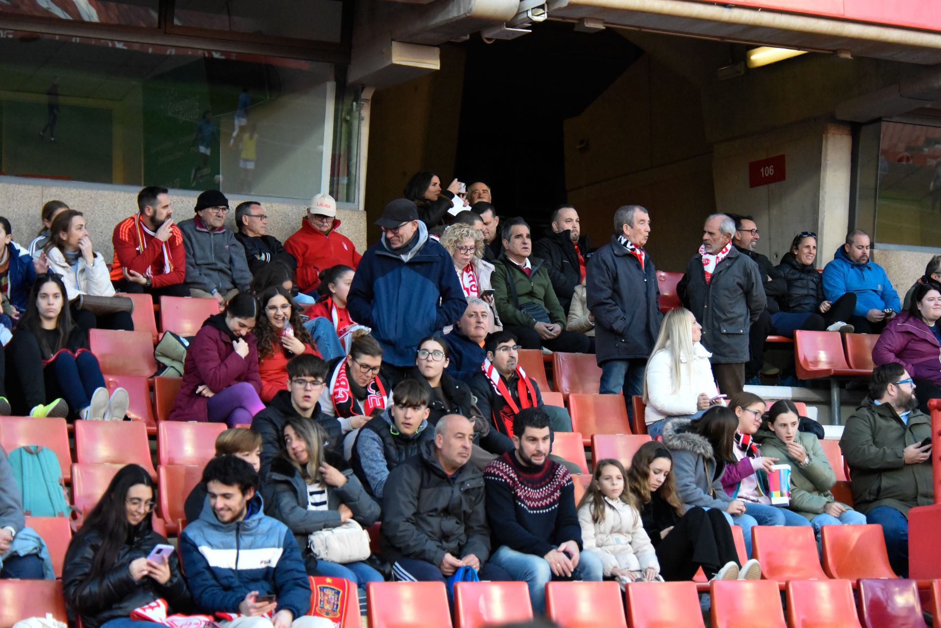 Encuéntrate en la grada en el Granada femenino-Sevilla