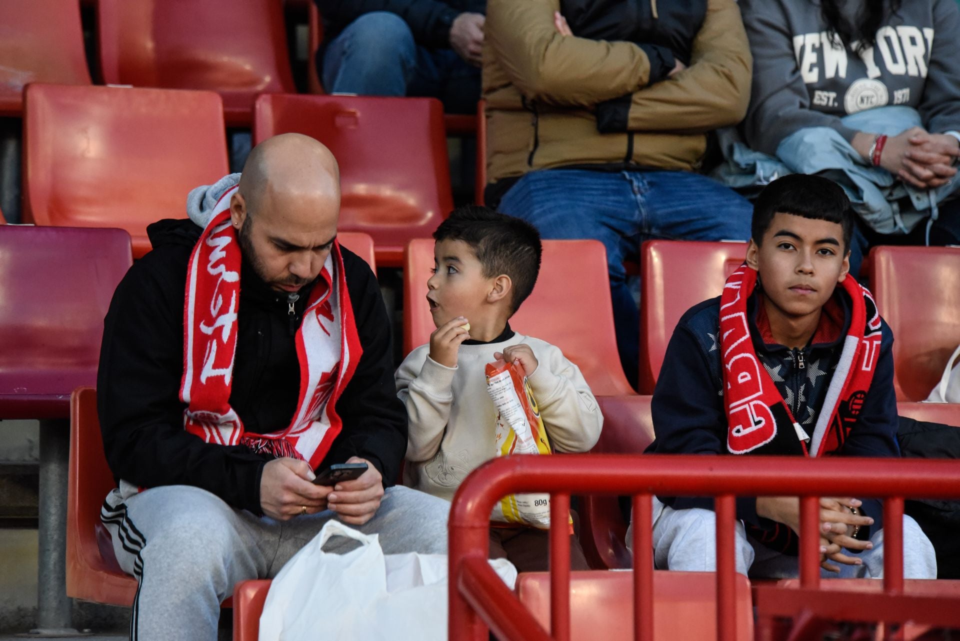 Encuéntrate en la grada en el Granada femenino-Sevilla