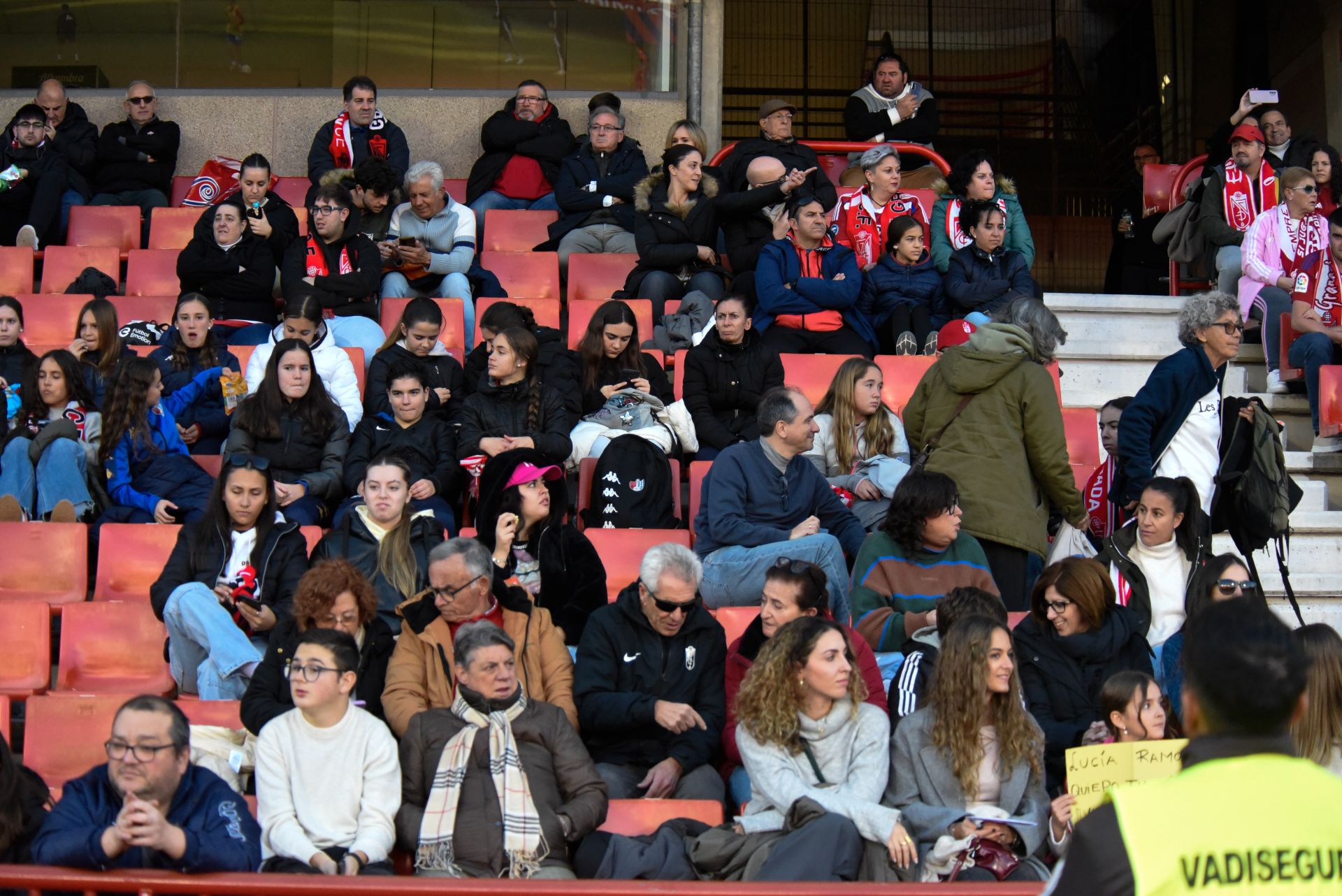 Encuéntrate en la grada en el Granada femenino-Sevilla