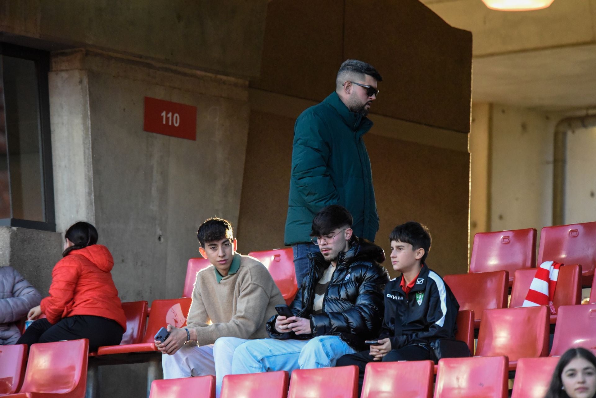 Encuéntrate en la grada en el Granada femenino-Sevilla