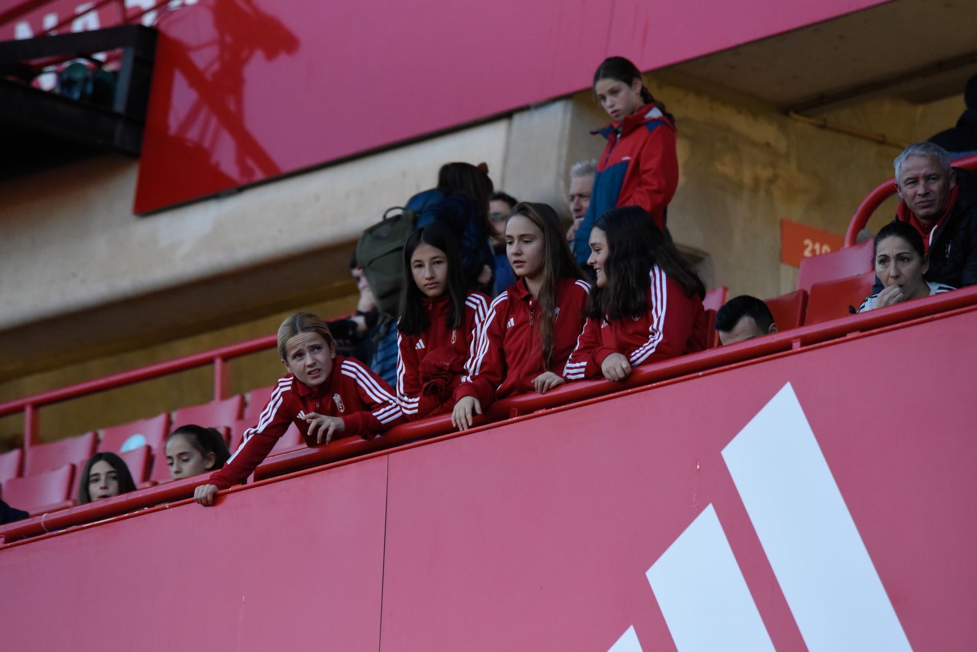 Encuéntrate en la grada en el Granada femenino-Sevilla