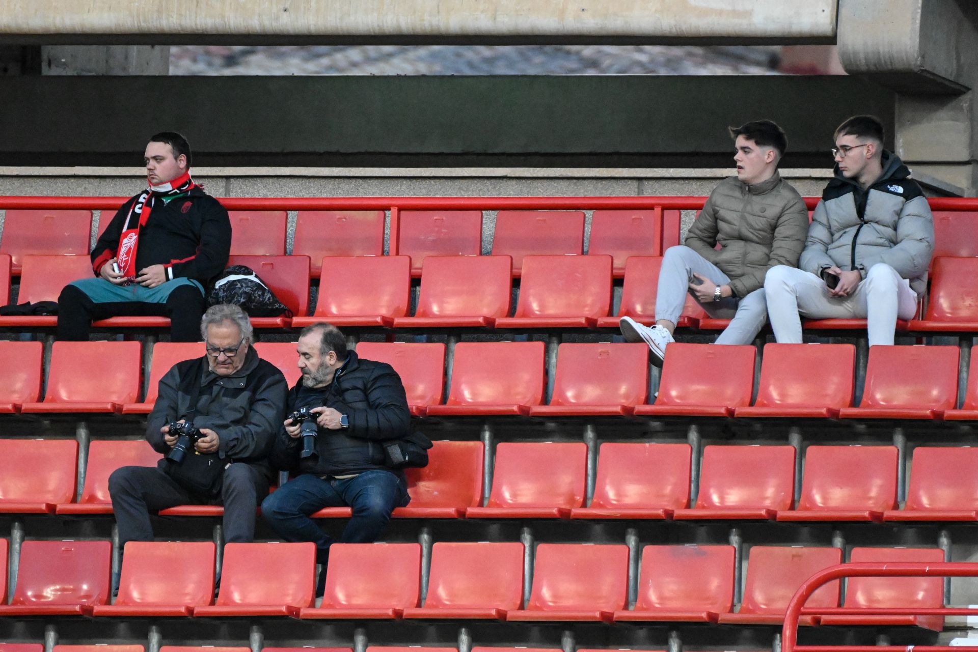 Encuéntrate en la grada en el Granada femenino-Sevilla