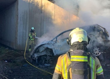 Una mujer sobrevive tras calcinarse su coche al caer por un terraplén de la A-92