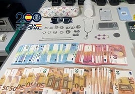 Durante el registro en el domicilio de los arrestados se han intervenido 21.180 euros, joyería y herramientas, y se ha localizado un «zulo» .