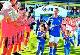 Los jugadores le hicieron el pasillo al capitán del Linares en su partido 337 con la camiseta azulilla, el último de su carrera profesional.