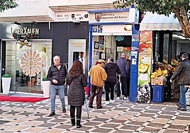 Colas para comprar un décimo de lotería en la capital, en una imagen de archivo.