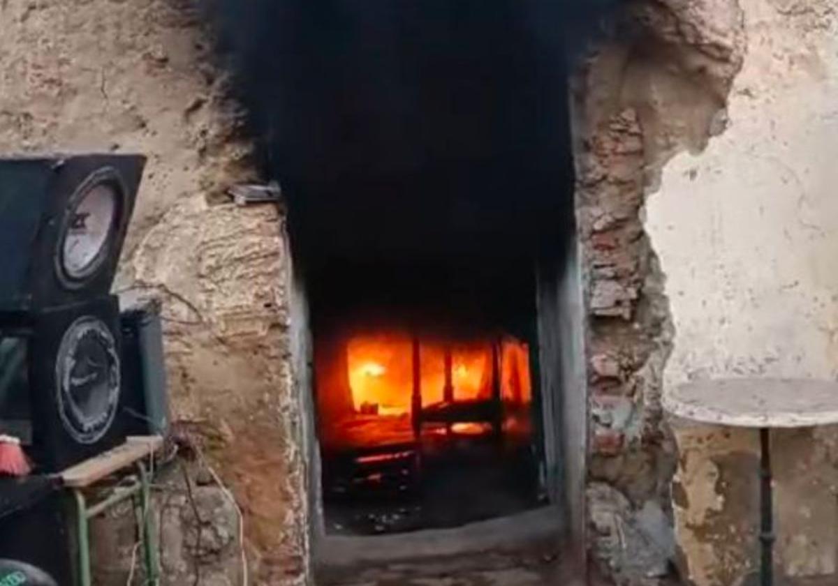 Imagen de la cueva en llamas.