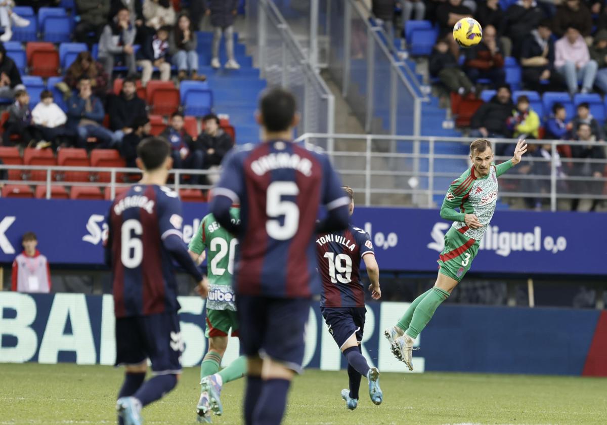 Brau despeja en el partido en Ipurua.