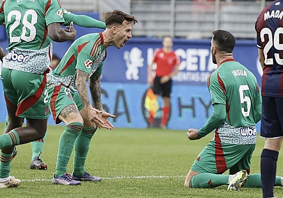 Ricard acude a celebrar el gol con Insua