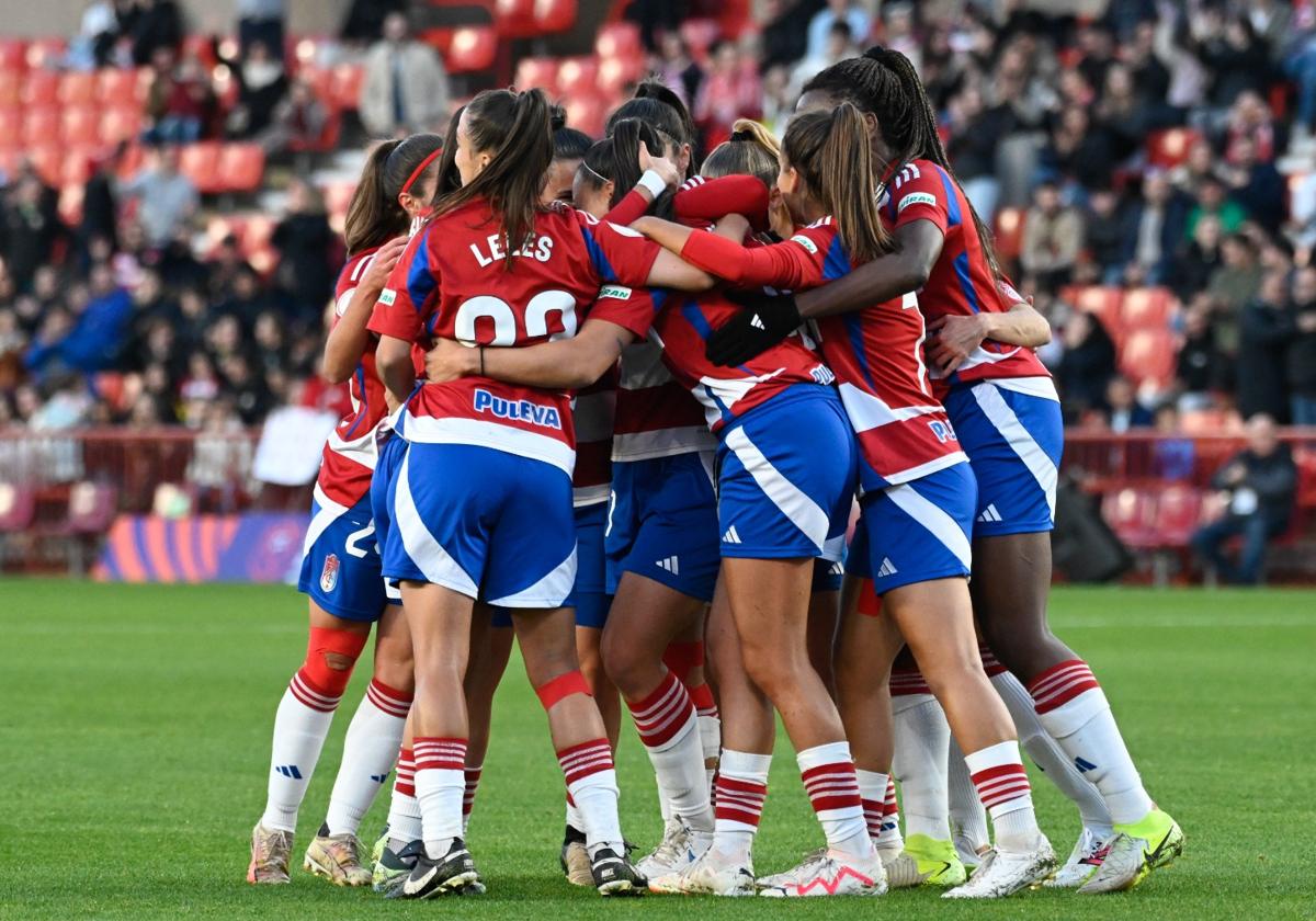 Las jugadoras del Granada celebran uno de sus goles ante el Sevilla.