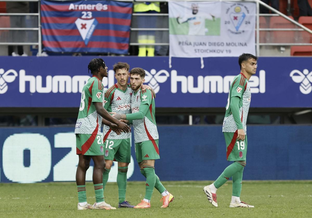 Los futbolistas del Granada celebran el punto en Ipurua.