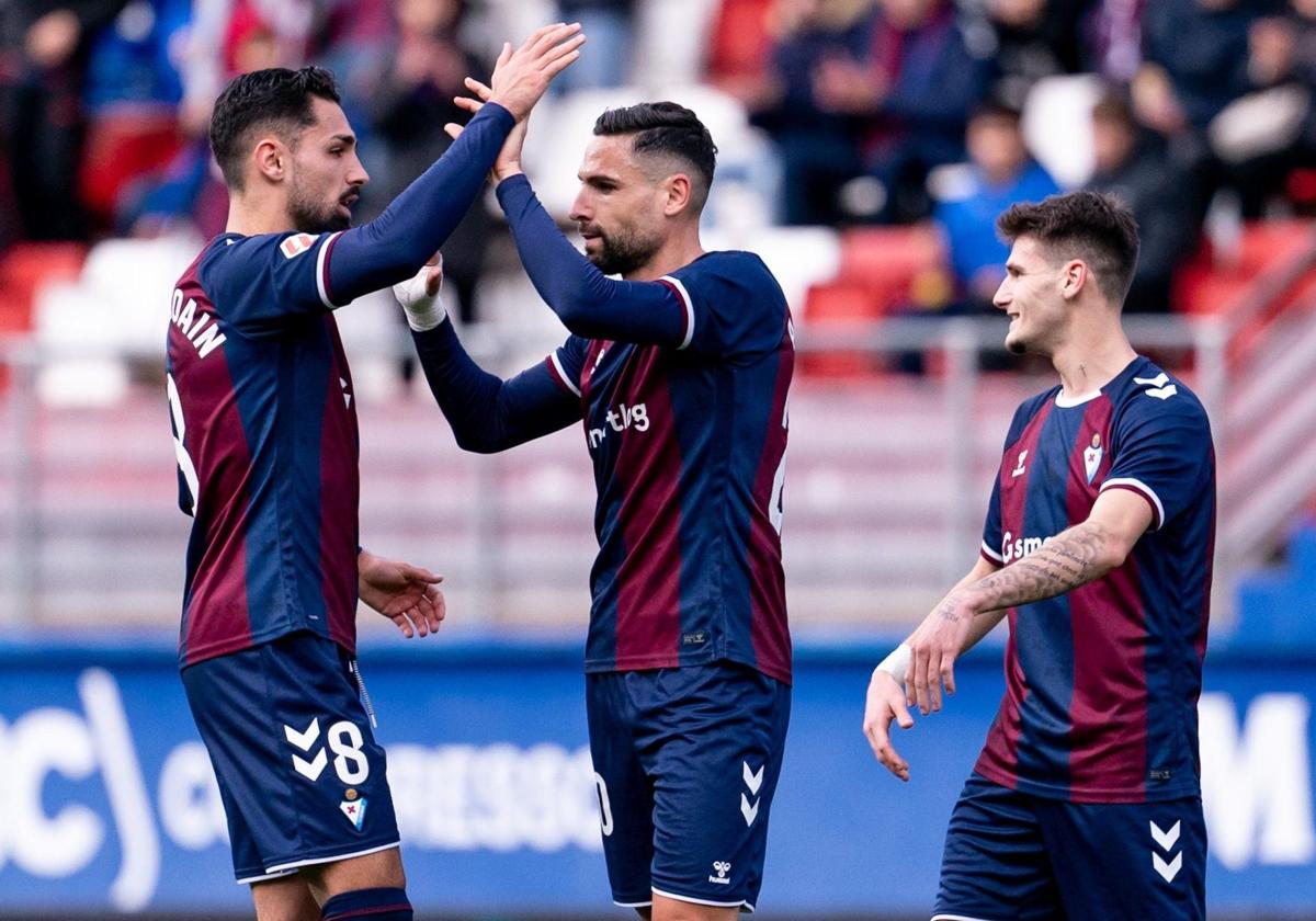 Antonio Puertas celebra su gol con sus compañeros.