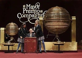 Dos niñas de San Ildefonso cantando los números del sorteo.