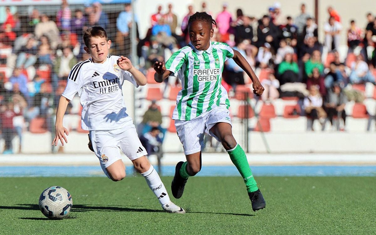 Ataque bético en la final del torneo internacional de benjamines de Pinos Puente.