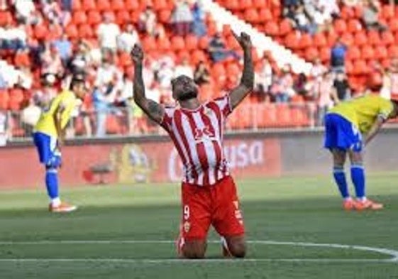 Luis Suárez celebra uno de sus goles ante el Cádiz.