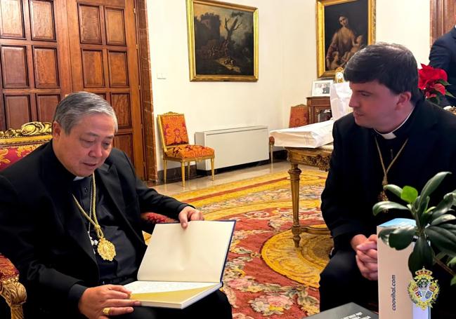 El Nuncio con la medalla de oro sujetando el libro de honor de la Cofradía