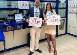 Alejandro Balboa y Ángela Almazán posan con el número premiado.