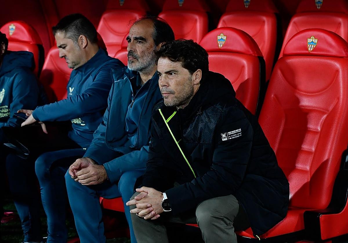 Rubi sentado en el banquillo del Almería
