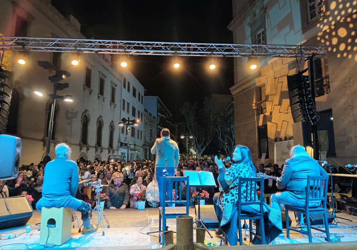 Siete grupos llenan de Navidad Pablo Cazard con la celebración de la Zambomba de la Hermandad del Rocío