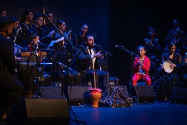 Más de 500 personas disfrutan de la Zambomba flamenca 'Entre flamencos' celebrada en Roquetas de Mar