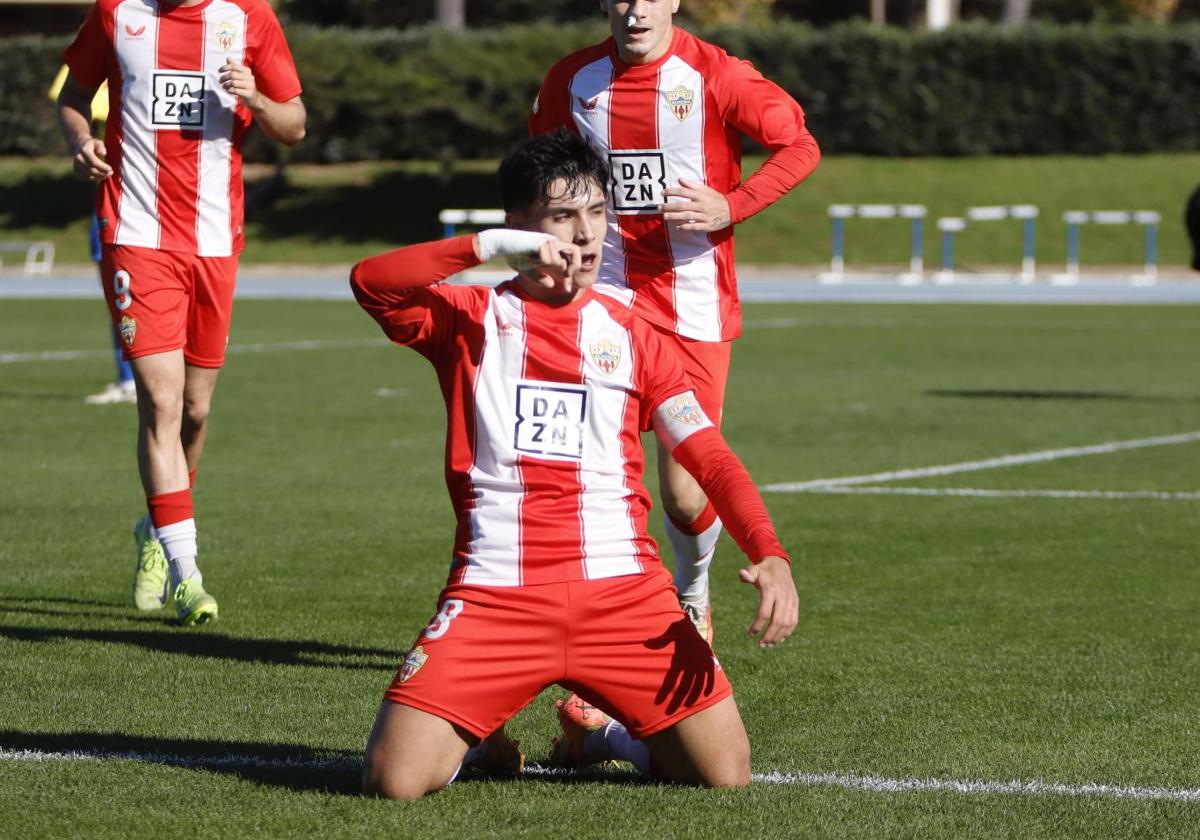 Joan Gázquez celebra su golazo, que sirve para romper rachas.