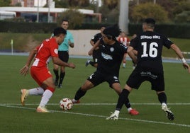 Valen, que conduce el balón en área rival, es un arma importante del filial.