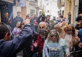 Vecinos de Baza celebran su premio en la Plaza de la Constitución.