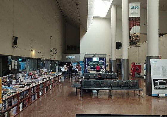 Administración de Lotería de Navidad de la estación de autobuses de Granada. .