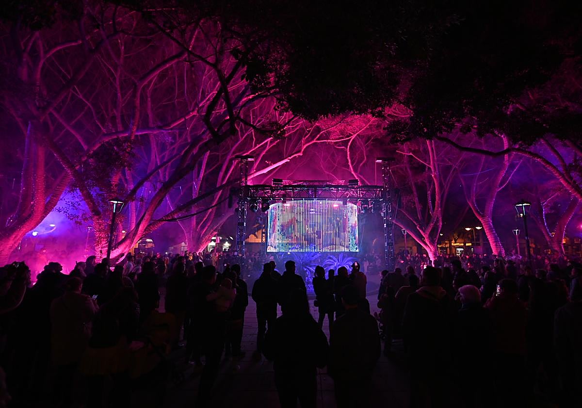 Imagen principal - La historia de la ciudad de Almería ilumina el Parque Nicolás Salmerón en Navidad