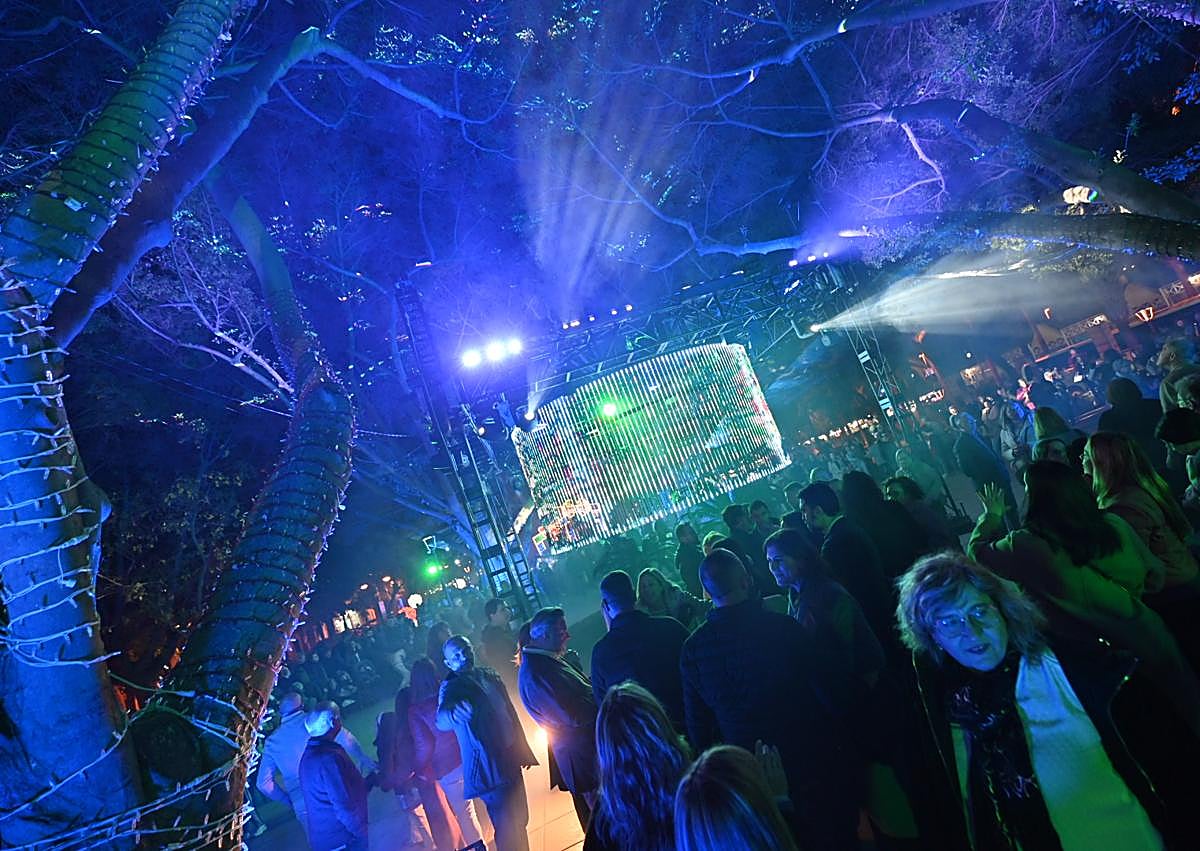 Imagen secundaria 1 - La historia de la ciudad de Almería ilumina el Parque Nicolás Salmerón en Navidad