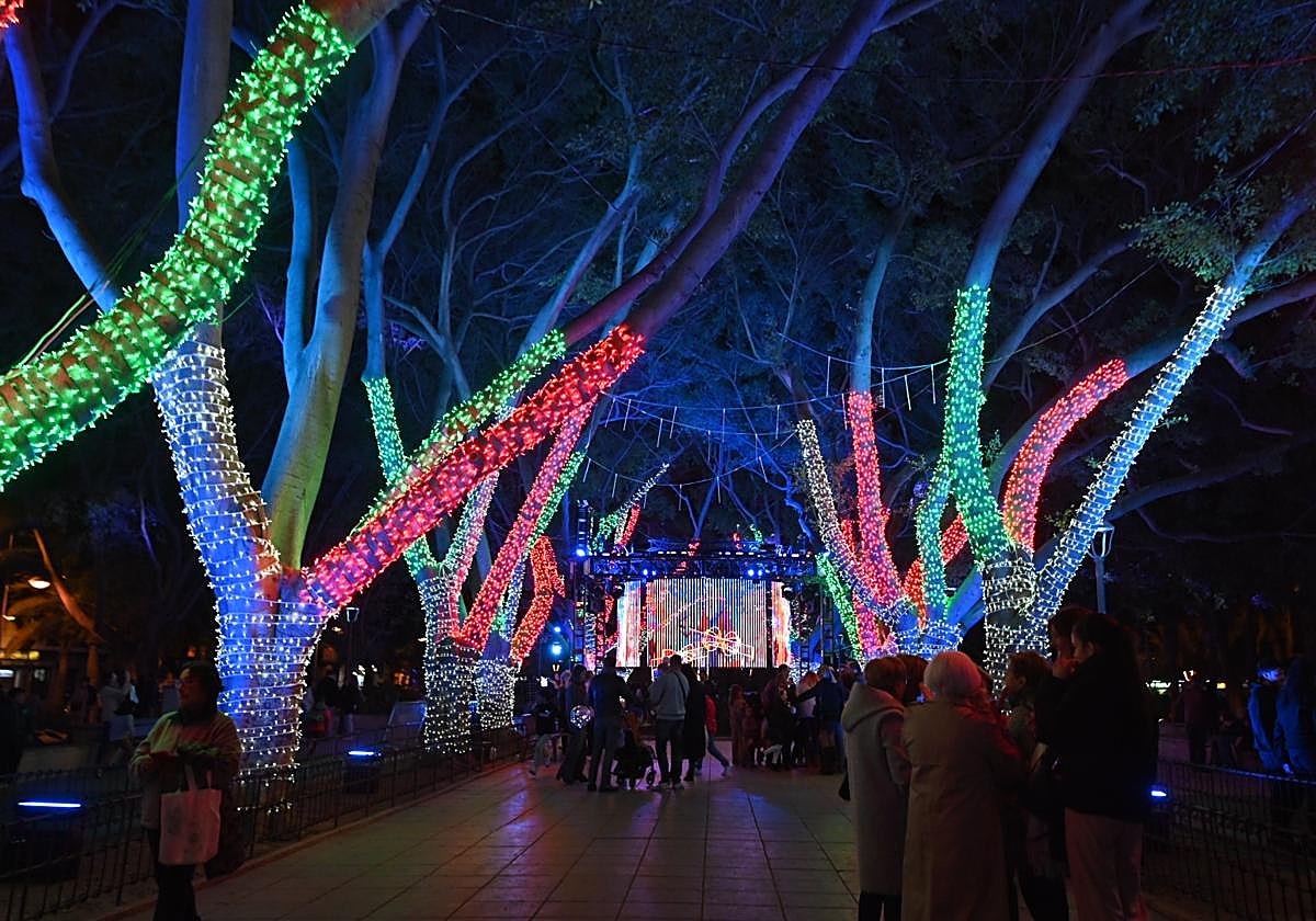 La historia de la ciudad de Almería ilumina el Parque Nicolás Salmerón en Navidad