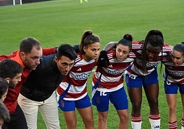 Las futbolistas del Granada prestan atención a su entrenador.