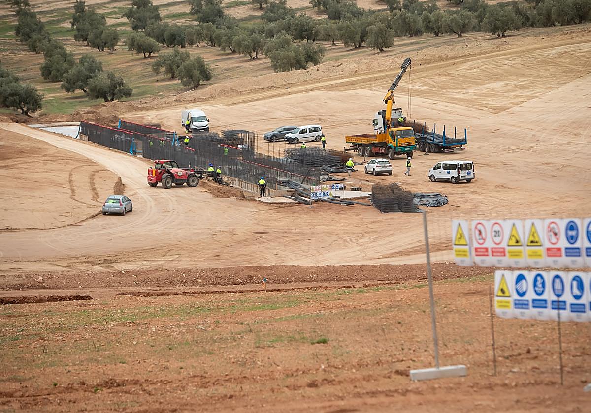 Operarios trabajan en la zona por donde discurrirá el segundo tramo de la variante de Loja.
