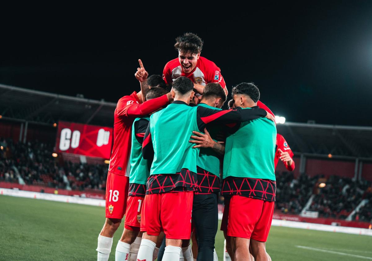 Los jugadores del Almería celebrando el empate contra el Cádiz