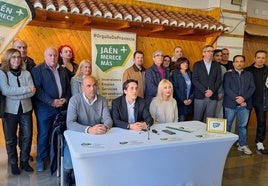 Representantes de JM+, junto a los tres ediles del Ayuntamiento de Jaén.