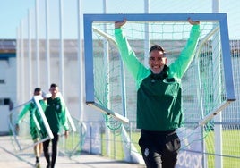 Abel Gómez posa durante un entrenamiento con el Recre.