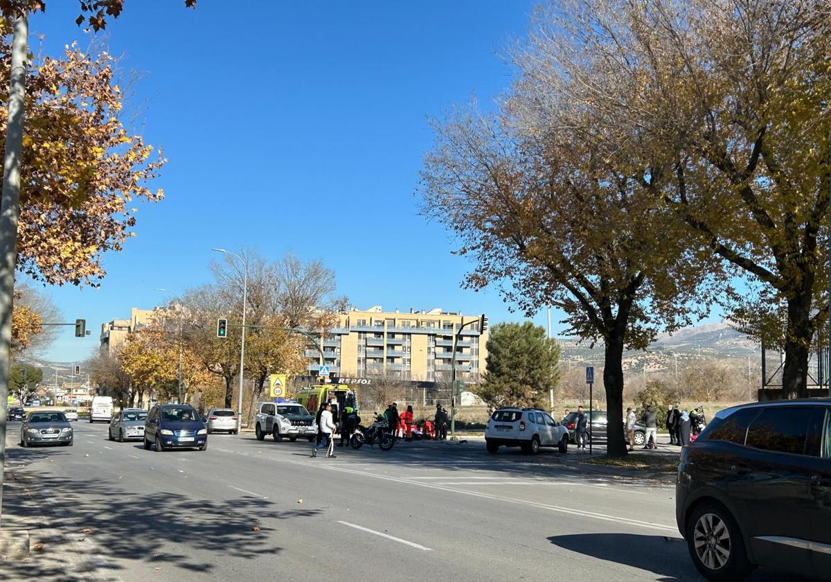 Los servicios sanitarios atienden al motorista herido en el lugar del accidente.