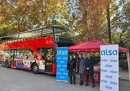 Granada estrena tren navideño por las calles de la ciudad y renueva el 'Magic Bus' para recoger juguetes