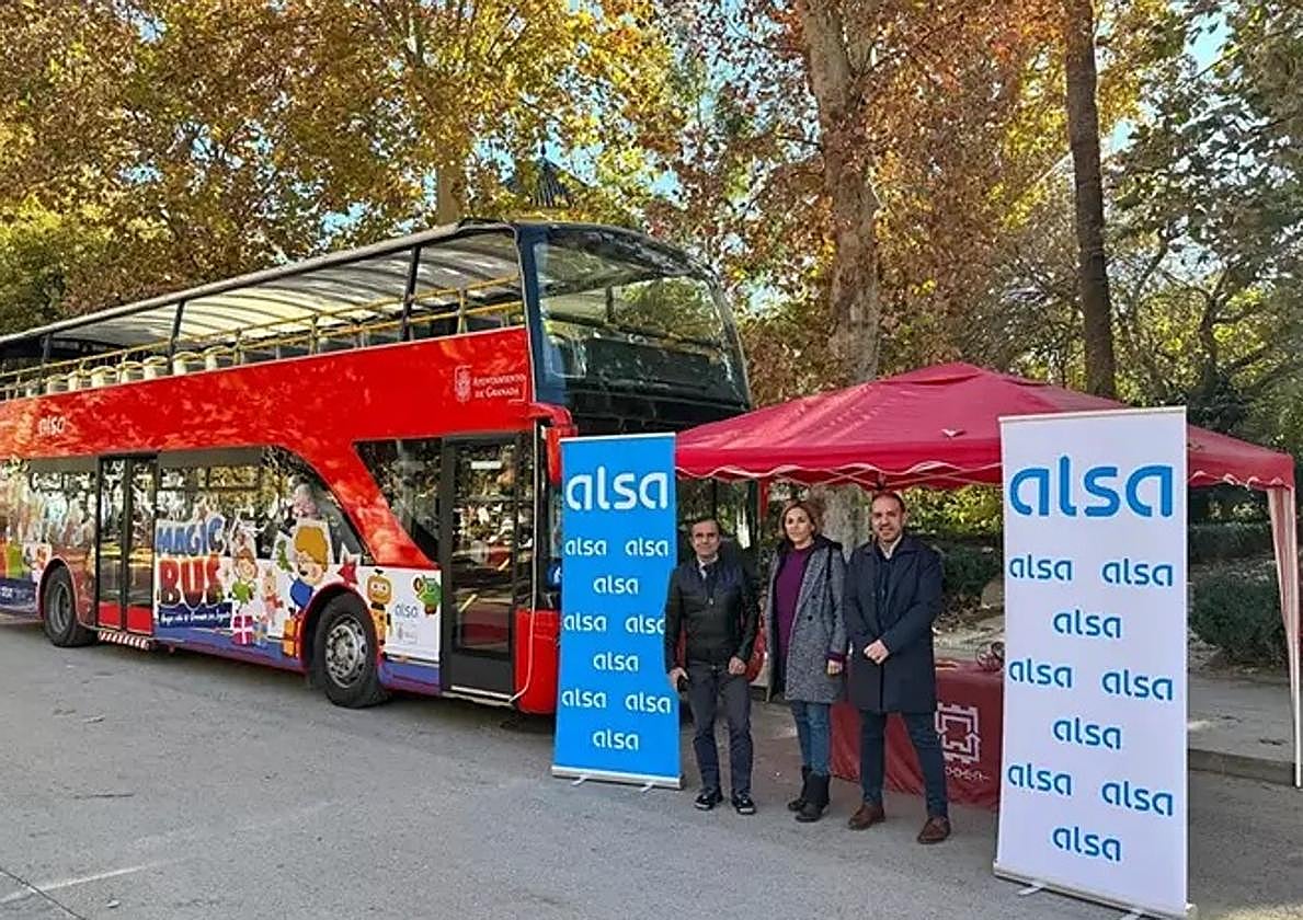 Granada estrena tren navideño por las calles de la ciudad y renueva el 'Magic Bus' para recoger juguetes