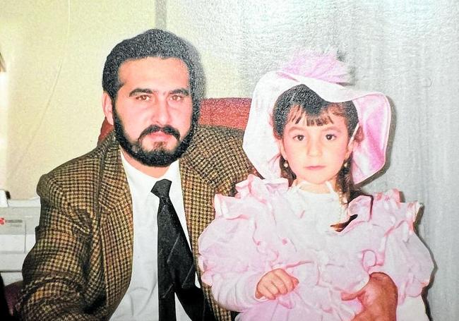 En familia. Juan Huertas, con su hija Laura cuando era pequeña.