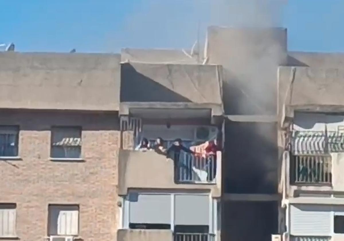 Varias personas atrapadas en un incendio en la calle Henríquez de Jorquera