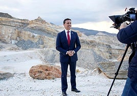 Javier Aureliano García, durante la grabación de la felicitación navideña.